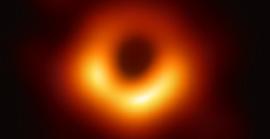 Quina és la primera fotografia d'un forat negre?