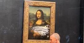 Un home disfressat d'anciana estampa un pastís a la Mona Lisa