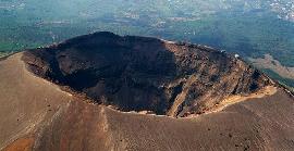 Un turista cau al cràter del volcà Vesuvi per fer-se una autofoto