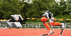Un robot bípede bat el rècord mundial de 100 metres