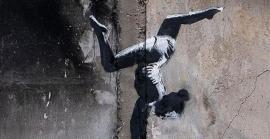 Banksy confirma l'autoria d'un grafiti en un edifici en ruïnes per la guerra a Ucraïna
