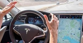 Elon Musk presumeix sobre la IA de Tesla, però la conducció autònoma de la companyia rep un nou revés