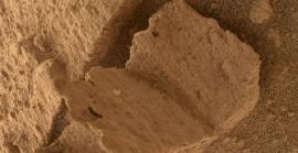 El rover Curiosity troba una roca amb forma de llibre a Mart