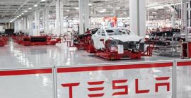 Un robot d'una fàbrica de Tesla va atacar i va fer sagnar a un treballador