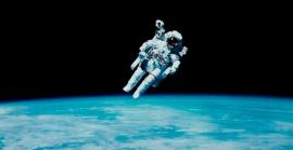 La foto de l'astronauta surant en l'espai compleix 40 anys
